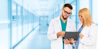 Doktorlar iş arkadaşlarıyla hastanede çalışıyorlar..