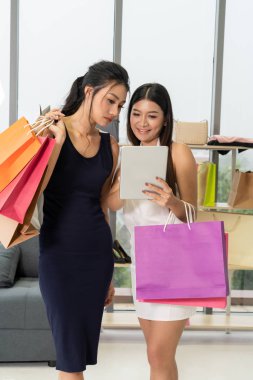 Alışveriş merkezinde perakende mağazasında alışveriş iki Asyalı kadın.