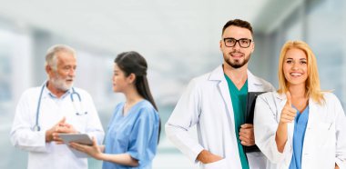 Doktor diğer doktorlar ile hastanede çalışıyor.