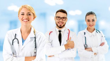 Doktor diğer doktorlar ile hastanede çalışıyor.