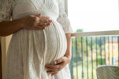 Mutlu hamile bir kadın ve evde bebek bekliyor..