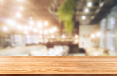 Modern restoranın bulanık arka planda ahşap masa