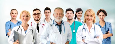 Doktor diğer doktorlar ile hastanede çalışıyor.