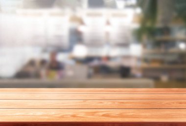 Modern restoranın bulanık arka planda ahşap masa