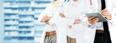 Doktor diğer doktorlar ile hastanede çalışıyor.