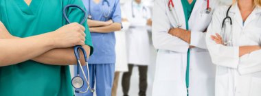 Doktor diğer doktorlar ile hastanede çalışıyor.