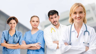 Doktor diğer doktorlar ile hastanede çalışıyor.