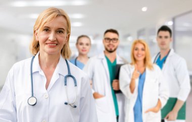 Doktor diğer doktorlar ile hastanede çalışıyor.