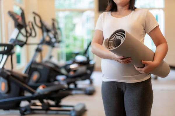 Ejercicio activo de mujer embarazada en el gimnasio. —  Fotos de Stock