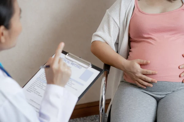 Mulher Grávida e Ginecologista Médica do Hospital — Fotografia de Stock