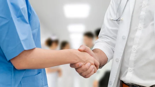 Doktor başka bir doktor la hastane el sıkışma. — Stok fotoğraf