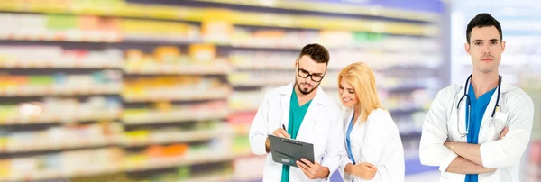 Arzt arbeitet im Krankenhaus mit anderen Ärzten zusammen. — Stockfoto