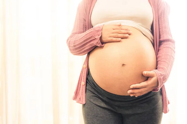 幸せな妊娠中の女性と期待赤ちゃんに家. — ストック写真