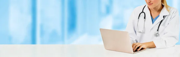 Doctor using laptop computer at the hospital. — Stock Photo, Image