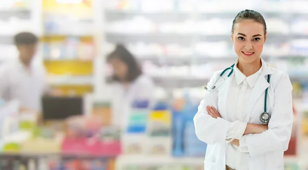 Mulher farmacêutica que trabalha na farmácia . — Fotografia de Stock