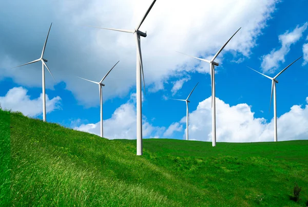 Granja de aerogeneradores en hermoso paisaje natural . — Foto de Stock