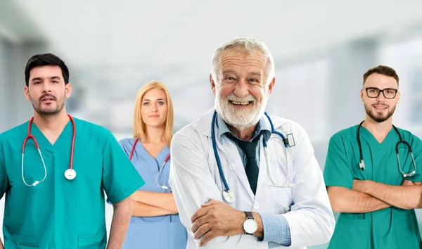 Médico que trabalha no hospital com outros médicos . — Fotografia de Stock