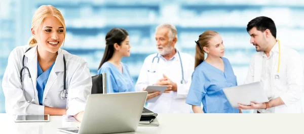 Arzt arbeitet im Krankenhaus mit anderen Ärzten zusammen. — Stockfoto