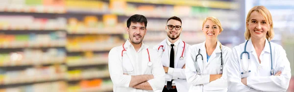 Médico que trabalha no hospital com outros médicos . — Fotografia de Stock