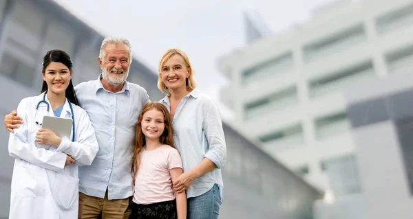 Doctor with happy family at hospital. — Stock Photo, Image