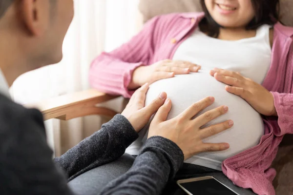 Embarazada pareja siente amor y relajarse en casa. — Foto de Stock