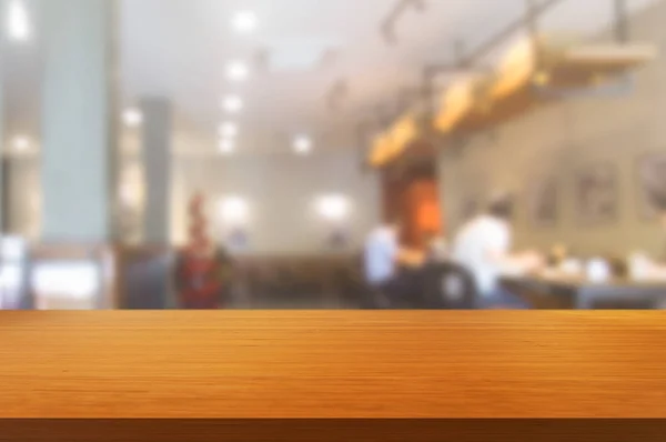 Table en bois dans le fond flou du restaurant moderne — Photo