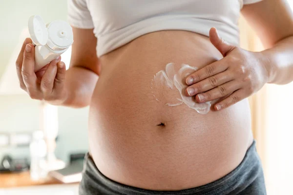 Felice donna incinta e in attesa di bambino a casa. — Foto Stock