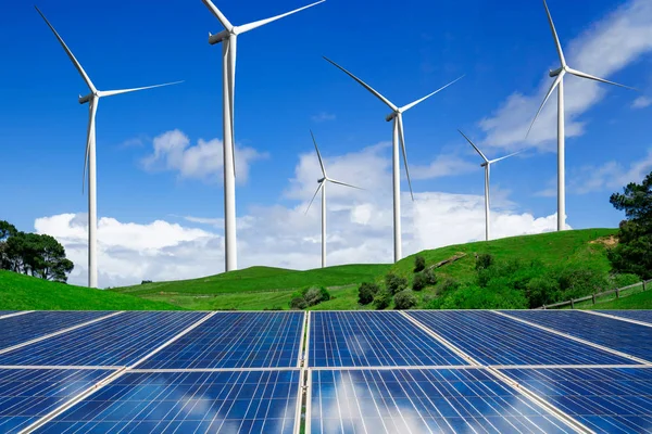 Güneş paneli ve rüzgar türbini çiftliği temiz enerji. — Stok fotoğraf