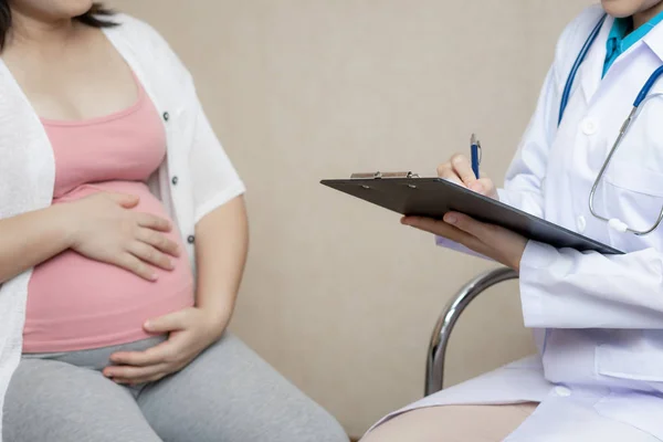 Gravid kvinna och gynekolog doktor vid sjukhuset — Stockfoto