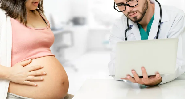 Donna incinta e ginecologo medico presso l'ospedale — Foto Stock