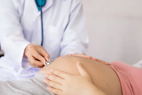 Donna incinta e ginecologo medico presso l'ospedale — Foto Stock