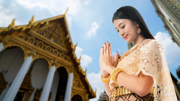 Ταϊλανδή γυναίκα στο ναό του σμαραγδένια Βούδα Μπανγκόκ — Φωτογραφία Αρχείου