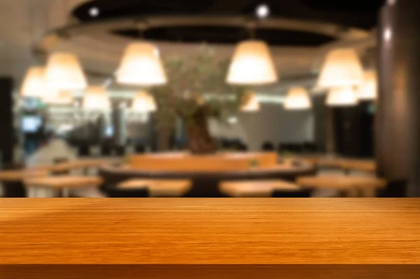 Table en bois dans le fond flou du restaurant moderne — Photo