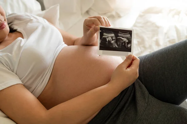 Mujer embarazada feliz y esperando un bebé en casa. — Foto de Stock