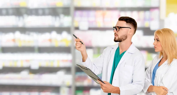 Farmacista che lavora con un collega in farmacia . — Foto Stock