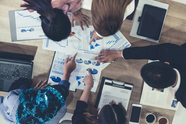 Gente de negocios en reunión de grupo en la oficina. — Foto de Stock