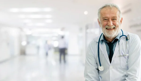 Médico senior masculino que trabaja en el hospital . — Foto de Stock