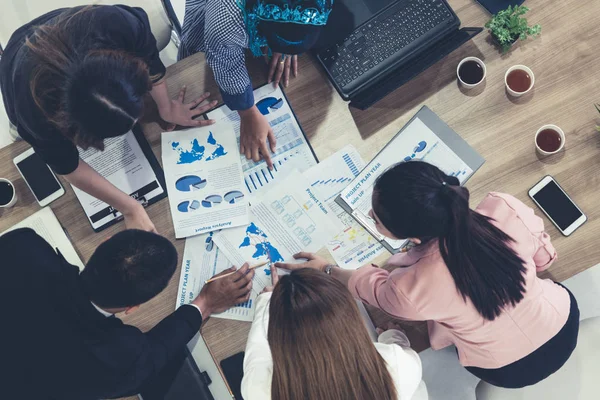 Gente de negocios en reunión de grupo en la oficina. — Foto de Stock