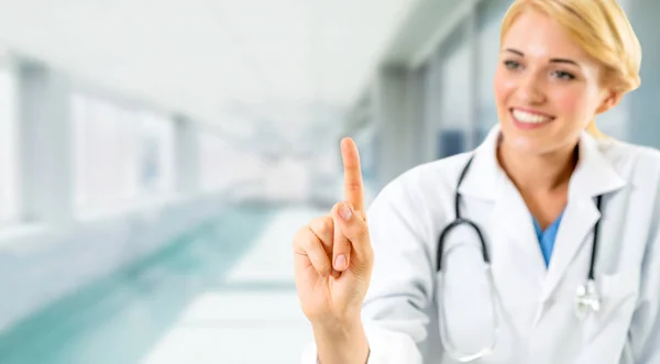 Doctora que trabaja en el consultorio del hospital. — Foto de Stock