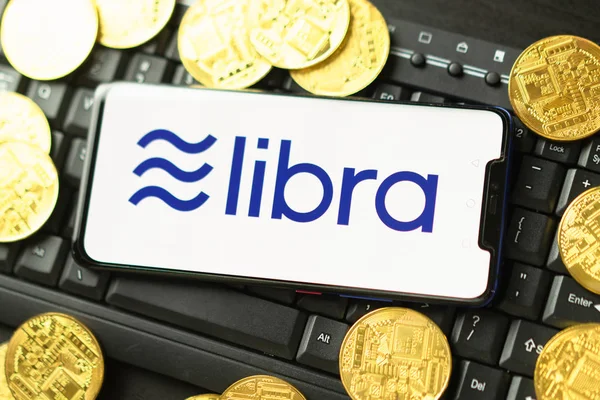 Telefonen visar Libra logo på skärmen. — Stockfoto