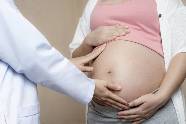 Mulher Grávida e Ginecologista Médica do Hospital — Fotografia de Stock