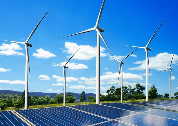 Painel solar e turbina eólica fazenda energia limpa. — Fotografia de Stock