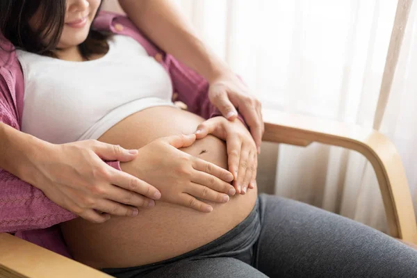 Ciężarna para czuje miłość i relaks w domu. — Zdjęcie stockowe