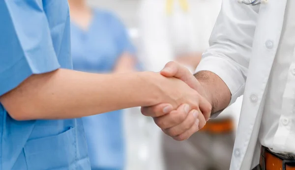 医生在医院与另一名医生握手. — 图库照片