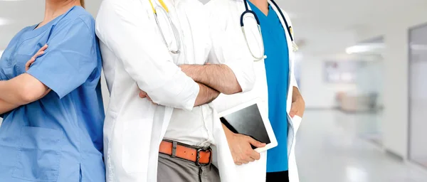 Médico que trabalha no hospital com outros médicos . — Fotografia de Stock