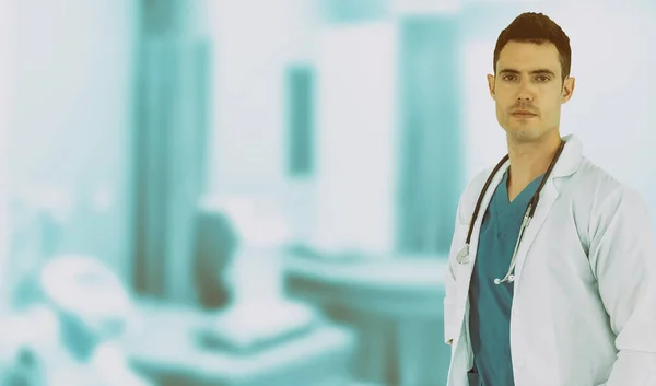 Ung manlig läkare som arbetar på sjukhuset. — Stockfoto