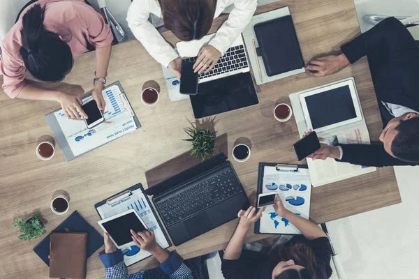 Gente de negocios en reunión de grupo en la oficina. — Foto de Stock