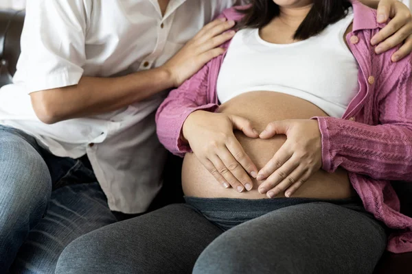 Zwanger paar voelt liefde en ontspanning thuis. — Stockfoto