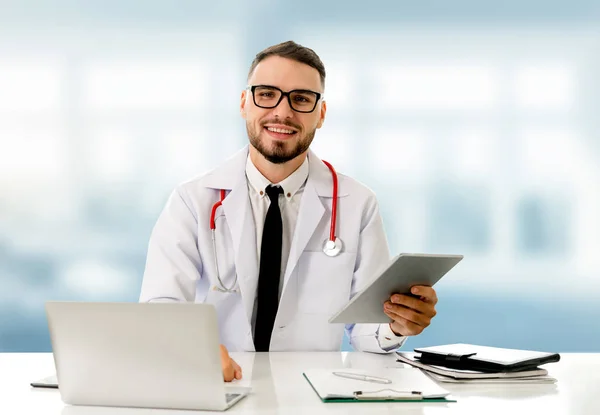 Médico usando tablet no hospital. — Fotografia de Stock