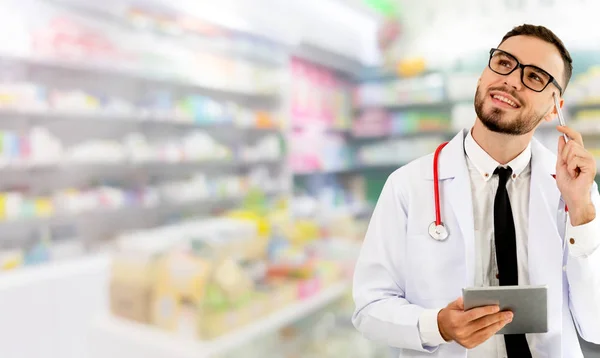 Farmacista che utilizza tablet in farmacia . — Foto Stock